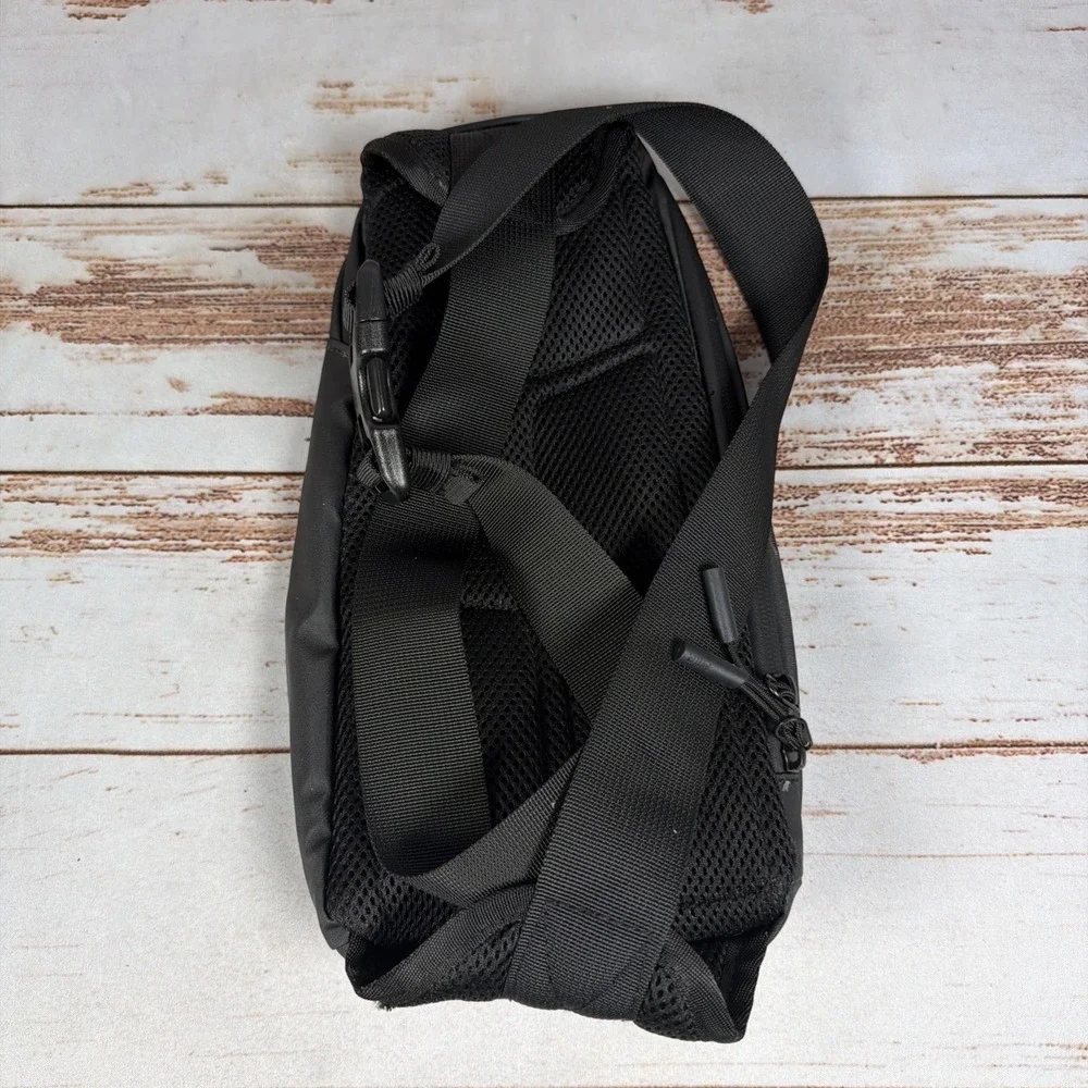 MiiR Olympus 2.0 2 Liter Sling Messenger Crossbody Bag Unisex Everyday Carry